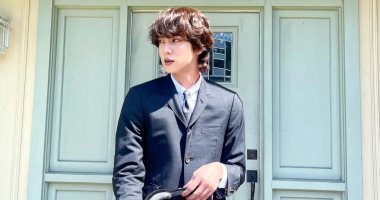 عضو فرقة BTS الكورية ينضم لصفوف الجيش.. ومحبوه يتجمهرون أمام مركز التدريب لتوديعه