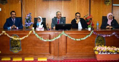 آداب جامعة سوهاج تنظم ندوة حول دور علم النفس في رعاية ذوى الهمم.. صور