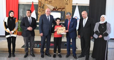 محافظ قنا ورئيس الجامعة يكرمان الحاصلين على مراكز متقدمة فى مسابقات الروبوت