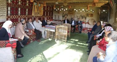 محافظ الوادى الجديد يبحث خطة تسليم مرافق المياه والصرف الصحى