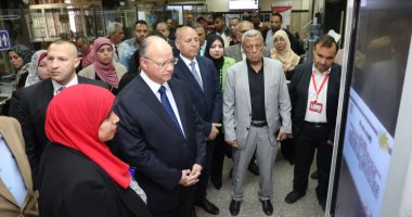 محافظ القاهرة يتفقد مركز إصدار تراخيص المحلات بحى النزهة