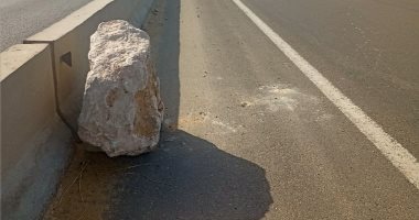 سقوط كتلة حجرية من عربة نقل على محور 30 يونيو بالإسماعيلية.. اعرف التفاصيل