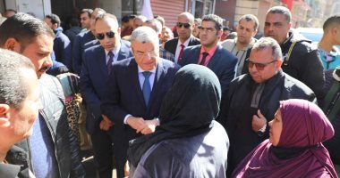 محافظ المنيا يوجه بإغلاق وتشميع محال تبيع بأسعار عالية.. صور