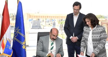 محافظ أسوان يوقع اتفاقية مشروع تحسين مياه الشرب بـ9.3 مليون فرنك سويسرى
