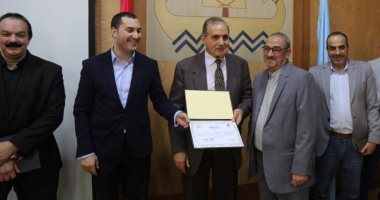 محافظ كفر الشيخ يوجه الشكر لعدد من العاملين بالديوان ويكرمهم
