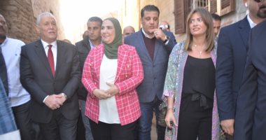وزيرة التضامن ومحافظ الأقصر يشاركان فرحة أهالى قرية الفارسية بـ30 منزلا و30 مركب صيد.. القباج: ملتزمون بجهود تحقيق أهداف "حياة كريمة" لتحقيق التنمية الشاملة.. وتؤكد: كل الدعم للتحالف الوطنى للعمل الأهلى التنموى