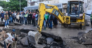 الدفع بـ18 سيارة لرفع تجمعات المياه بعد كسر ماسورة رئيسية وسط الإسكندرية