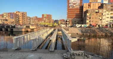 تركيب "بلاط" كوبرى المرور الجديد لبدء تشغيله للحد من الزحام .. صور