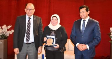 تكريم مدربى أعضاء البرنامج القومى لمواجهة الشائعات بجامعة حلوان