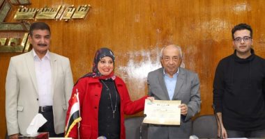نقيب المهندسين يكرم مدير إدارة إعلام النقابة كموظفة مثالية 