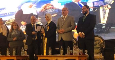 نقابة صيادلة الإسماعيلية تمنح درع النقابة لوكيل وزارة الصحة تقديرا لجهوده