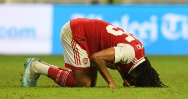 محمد الننى يحتفى بفوز أرسنال على ميلان فى كأس سوبر دبى