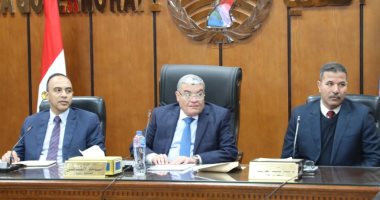 محافظ المنيا يناقش عددا من مشكلات المواطنين فى جميع القطاعات 