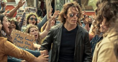 4 صور جديدة من مسلسل Daisy Jones & the Six المنتظر لـ سام كلافلين