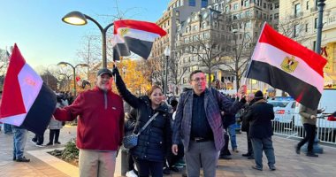  بالأعلام والأغانى الوطنية.. استقبال حاشد للرئيس السيسي فى مقر إقامته بواشنطن