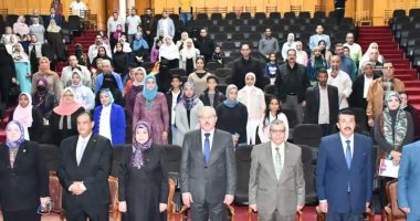 رئيس جامعة قناة السويس يكرم أبناء أعضاء هيئة التدريس والعاملين المتفوقين دراسيا