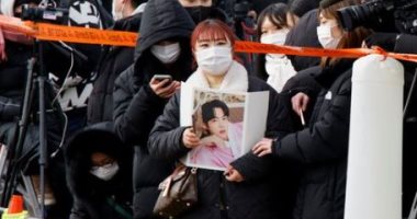 نجم bts يلتحق بالخدمة العسكرية في كوريا الجنوبية والمعجبين يلاحقونه .. صور