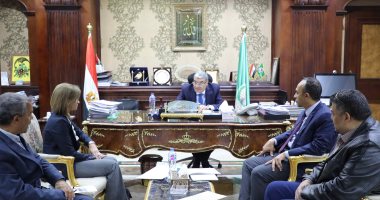 محافظ المنيا يبحث إجراءات تنفيذ محطات الخط الثانى للقطار الكهربائى فائق السرعة
