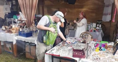 "أيادى مصر المنتجة".. منتجات الحرف التراثية والبيئية تزين معرض أسوان.. المحافظ: المعرض يستهدف توسيع مجالات المنتجات اليدوية.. والعارضون يشكرون الرئيس على اهتمامه بالحرف اليدوية التى تواجه الاندثار.. صور