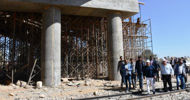 محافظ أسوان: 75% نسبة تنفيذ مشروع إنشاء كوبرى السيل العلوى.. صور