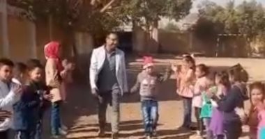 مدرسة بقنا تنظم حفلا وممرا شرفيا لتلميذ محارب للسرطان بعد العودة من رحلة العلاج