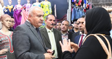 محافظ قنا يفاجئ عدد من المحال لتأكد من وضع الأسعار الاسترشادية على السلع بالأسواق