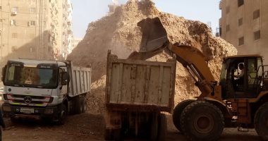 حي البساتين يزيل قمما ترابية وسط العقارات يصل ارتفاعها أكثر من 40 مترا .. صور 