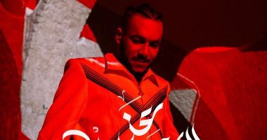 ويجز يغنى "عز العرب" فى استعراض موسيقى بين شوطى نهائى كأس العالم