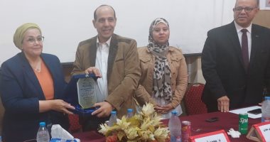 المعهد العالى للعلوم الإدراية ببلبيس يكرم الزميل محمد ثروت  