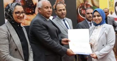 محافظ الوادى الجديد يترأس اجتماع المجلس التنفيذى ويكرم المتميزين فى أداء عملهم