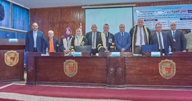 رئيس جامعة سوهاج يشهد مناقشة رسالة دكتوراه عن اضطرابات سرطان الثدي.. صور