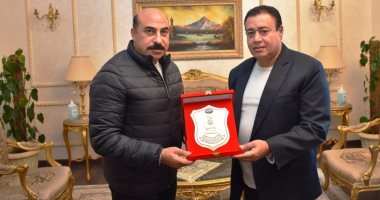 أشرف عطية يكرم مدير مطار أسوان الدولى بعد انتهاء فترة خدمته