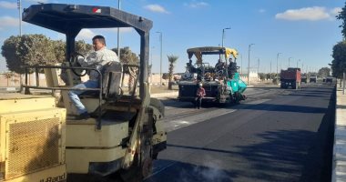 مديرية الطرق بالإسماعيلية تبدأ أعمال فرش الطبقة الأسفلتية بالطريق الدائرى.. صور