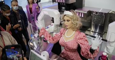 بتمشى وبتتكلم زى البشر.. روبوت تشبه عارضة أزياء تعمل نادلة بمطعم فى دبى