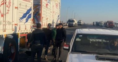 حملة مكثفة لمنع وقوف سيارات النقل بطريقة عشوائية بطريق الغردقة رأس غارب