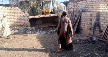 إزالة تعديات بالبناء دون ترخيص على أراضى أملاك الدولة فى قنا
