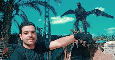 "أسامة" فنان يصمم مجسمات متعددة للتعبير عن المشاعر مستخدما الأسلاك المعدنية