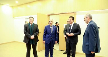 وزير الصحة يتفقد سير امتحان تخصص "الإرواء القلبى" للملتحقين ببرنامج الزمالة المصرية