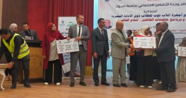 توزيع أجهزة لاب توب للطلاب ذوى الهمم بجامعة أسوان
