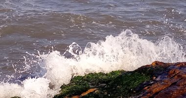 صيادو البحر المتوسط: توقف حركة الصيد بسبب ارتفاع الأمواج.. صور