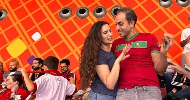 مشجع لبناني يتقدم لخطبة صديقته فى مدرجات مباراة المغرب وكرواتيا.. فيديو وصور