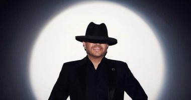 هاني شاكر يروج لعمل فنى جديد بـ"لوك" مختلف