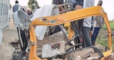مصرع طفل وإصابة شاب إثر انقلاب سيارة محملة بمواد بناء على توك توك فى دمياط