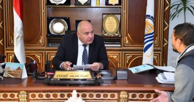 محافظ قنا يواصل استقبال المواطنين بمكتبه للاستماع لشكاواهم