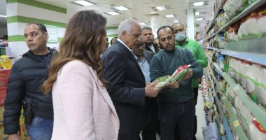 محافظ الجيزة يقود حملة مكبرة لمتابعة توافر السلع بالأسواق وضبط الأسعار.. صور