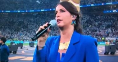 المصرية فرح الديبانى تغنى النشيد الوطنى لـ فرنسا فى نهائى كأس العالم