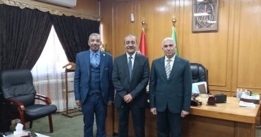 محافظ الإسماعيلية يستقبل رئيس الاتحاد المحلي لنقابات عمال المحافظة.. صور