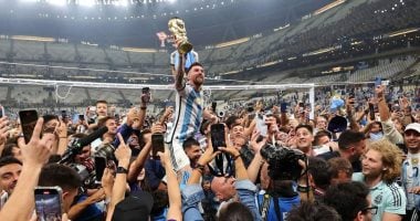 أجويرو يحمل ميسي على كتفيه بكأس العالم في ملعب لوسيل.. فيديو