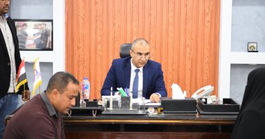 محافظ قنا يواصل استقبال المواطنين بمكتبه للاستماع لشكاواهم