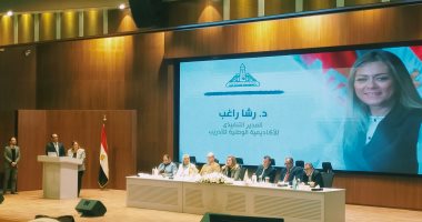 فى لقاء مع طلاب جامعة عين شمس.. رشا راغب تستعرض دور الأكاديمية الوطنية لتأهيل الشباب